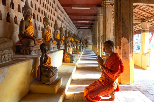 Monk-worshiping-in-Wat-Sisaket, Laos trips