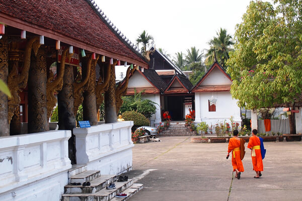 Monks-walking-in-the-front-yard-of-Wat-Aham