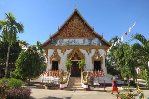 The main building of Wat Luang in Paske