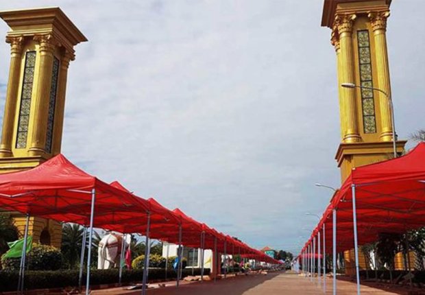 Stalls are being prepared in front of Wat Chan for the night market