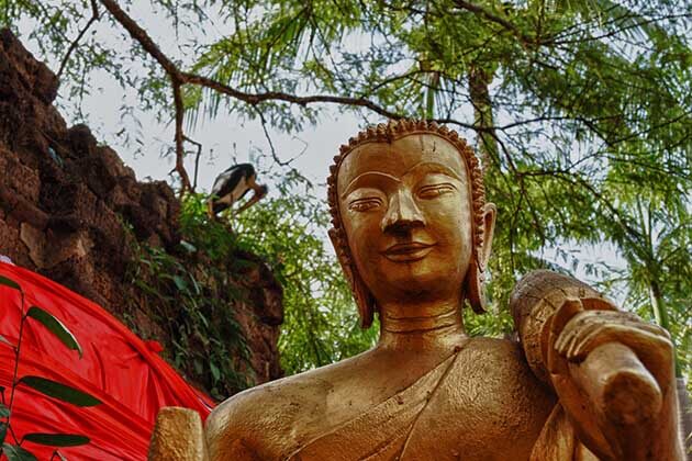 Buddha-statue-in-Wat-Si-Muang, Laos trips 